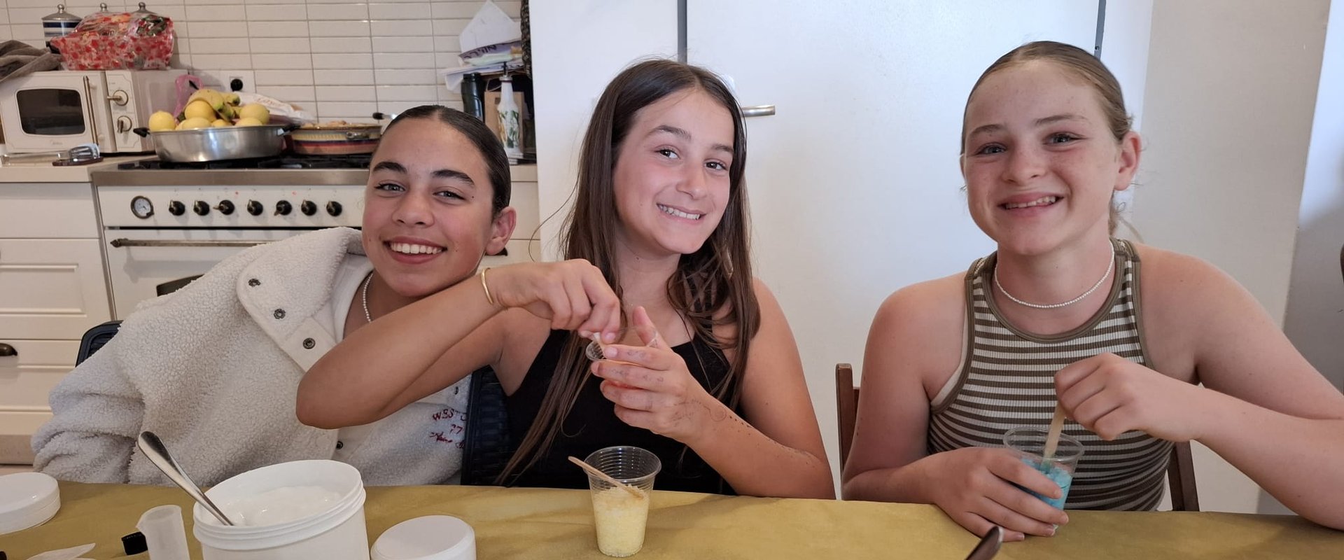 Hero - 3 girls making spa products
